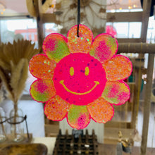 Load image into Gallery viewer, Smiley Flower Freshie